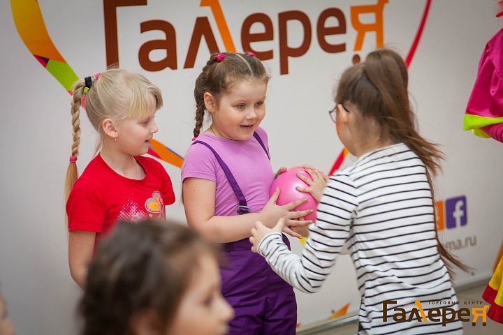 Фото-отчет с праздника "Паровоз потехи, юмора и смеха" от ЮморFM 8 апреля 2018 года.