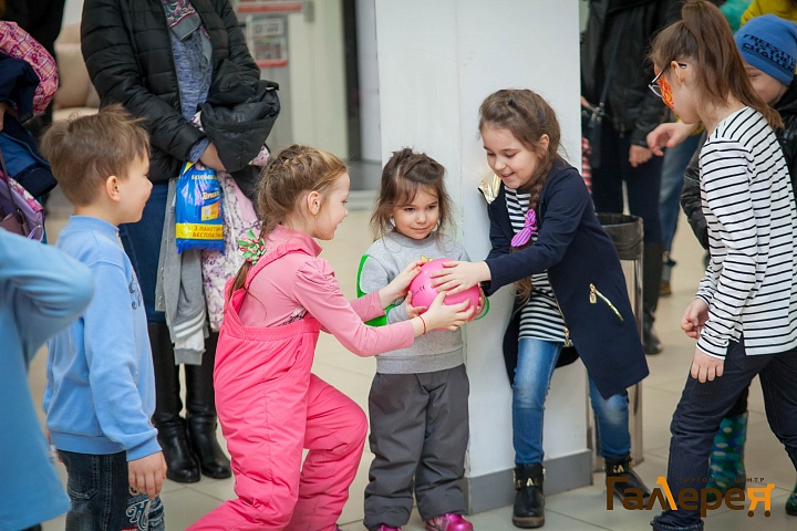 Фото-отчет с праздника "Паровоз потехи, юмора и смеха" от ЮморFM 8 апреля 2018 года.