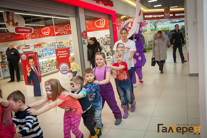 Фото-отчет с праздника "Паровоз потехи, юмора и смеха" от ЮморFM 8 апреля 2018 года.