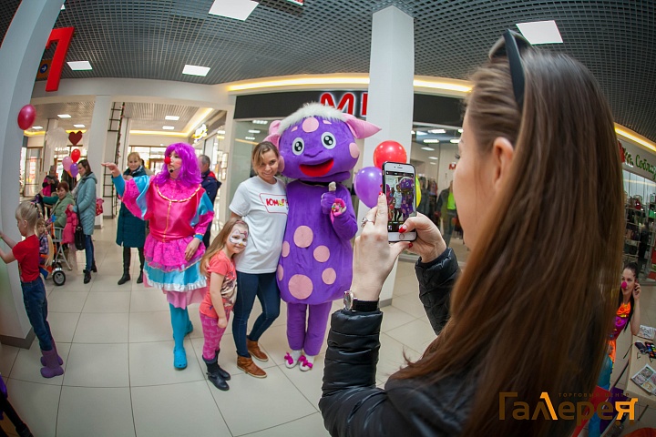 Фото-отчет с праздника "Паровоз потехи, юмора и смеха" от ЮморFM 8 апреля 2018 года.